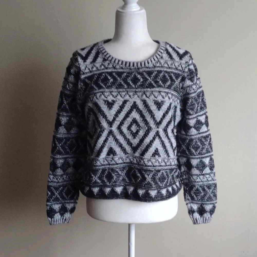 Lucky‎ brand black and white cropped top/sweater. Size L